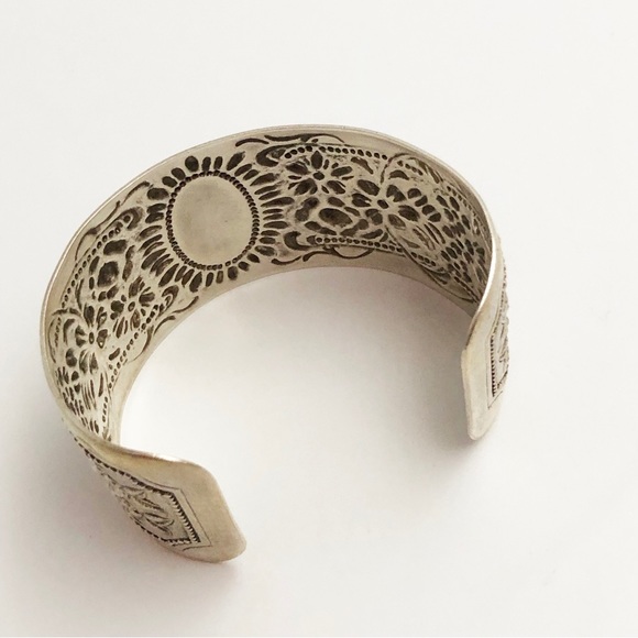 Vintage E.J. Towle Wide Cuff Sterling Silver Repousse Floral cuff. - Picture 7 of 7